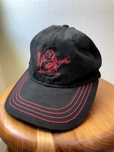 Cappello True Religion Cappello Nero Rosso Cuciture Buddha Chitarra Ricamata Cinturino Posteriore - Foto 1 di 6