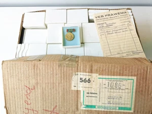 DDR, FDJ Medaille " Jungaktivist" in Plasteverpackung. 1 Stück aus der originale - Picture 1 of 12