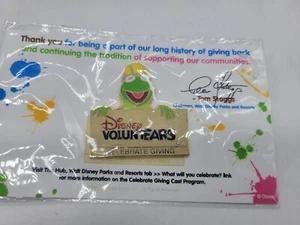 WALT DISNEY WORLD MIEMBRO DEL ELENCO VOLUNTARIO PIN EXCLUSIVO KERMIT NUEVO EN PAQUETE - Imagen 1 de 2