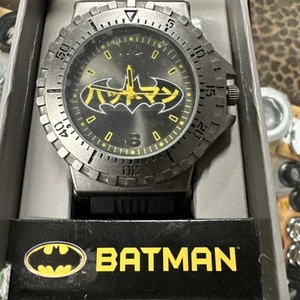 DC Comics Batman Acutime Uhr, NEU in Box Sammlerstück mit schwarzem Gummi/Silber - Bild 1 von 4