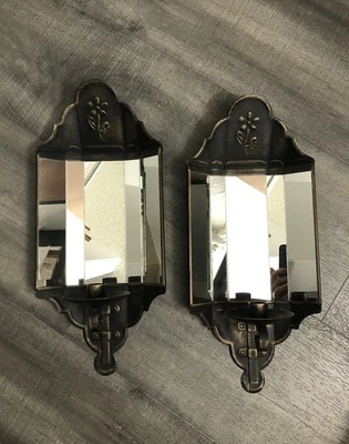 Par de candelabros de metal con espejo de vidrio cortado de colección renacimiento colonial años 70’s Foto 1 de 4