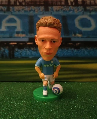 SOCCERWE MCTOMINAY NAPOLI 2024/25 STATUINA CALCIATORE - Immagine 1 di 4