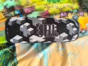 JBL Flip 6 – Martin Garrix Sonderedition, schwarz-graues Design - Bild 1 von 4