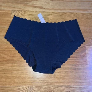 NWT Victoria's Secret black scalloped edge hiphugger hipster Panties Medium NEW - Picture 1 of 8