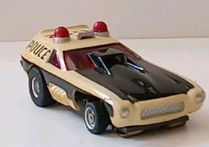 Coche Ranura Police Vega A-12 Negro y Blanco con Chasis Screecher Aurora AFX HO NUEVO DE STOCK - Imagen 1 de 8