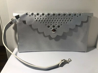 BOLSA DE MAQUILLAJE HUECA PLATEADA SAKS FIVE AVENUE Foto 1 de 4