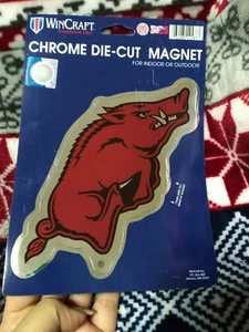NCAA University of Arkansas Razorbacks 6"x9" CHROM Die Cut Logo Magnet NEU SELTEN - Bild 1 von 1