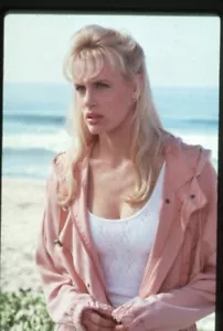 Daryl Hannah Memoirs of an Invisible Man Busty Pin up Original 35mm Transparency - Picture 1 of 1