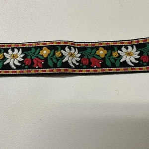 Cinta tejida fondo negro flores blancas y rojas - Imagen 1 de 4