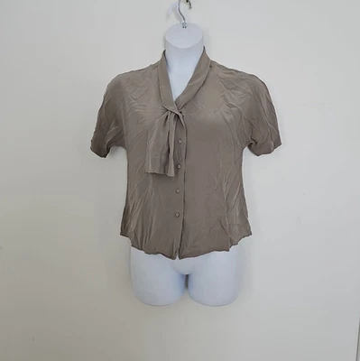 Blusa informal con botones en esquinas topo 100 % seda crepé de chino manga corta mediana Foto 1 de 4