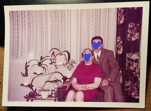 Paar in Wohnung mit Gartenzwerg - ca. 1960er Jahre / Foto - Bild 1 von 1