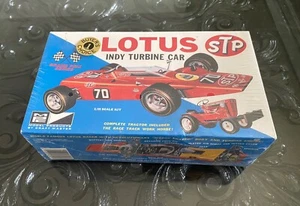 MPC 6025, Lotus STP Indy Turbinenwagen mit Traktor Maßstab 1:25 werkseitig versiegelt - Bild 1 von 7