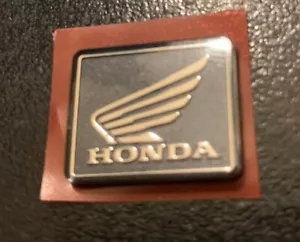 *1EA OEM HONDA PRODUCT EMBLEM 86150-KPG-901 CRF50 (R2278) - Foto 1 di 2