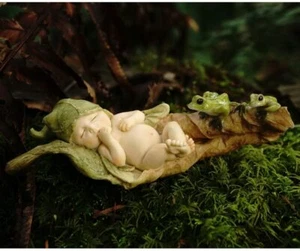 Fairy Garden baby sleeping with frogs myfaerygardens Miniature Fairy Gardens new - Picture 1 of 1