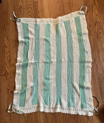Manta de bebé de colección suave jadeíta verde y crema tejida a mano 31x39 cinta ribete lazos Foto 1 de 4
