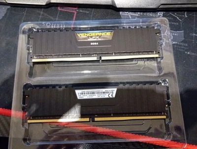 Corsair VENGEANCE LPX 16GB DDR4 SDRAM Speicherkit - Schwarz (CMK16GX4M2A2400C14) - Bild 1 von 3