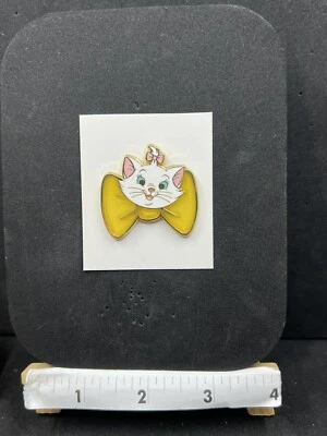 HKDL Disney Pin Trading Carnaval 2023 Aristocats Marie Bow Vitral Amarelo - Imagem 1 de 2