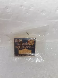Prendedor de solapa de colección de la 85ª Convención Nacional de San Antonio 1998 auxiliar para damas en estado bastante bueno - Imagen 1 de 3