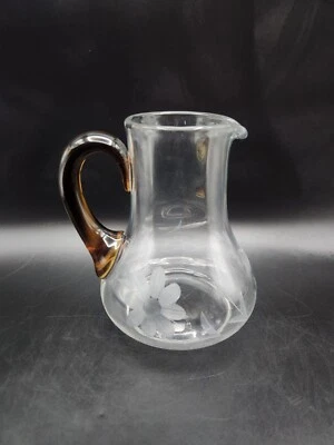 Jarra de vidrio floral grabada transparente soplada a mano con mango marrón/ámbar vintage Foto 1 de 4