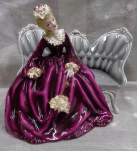 Vtg FLORENCE CERAMICS Pasadena CA Figurine ~ ELIZABETH Sitting on Settee Couch - Picture 1 of 8