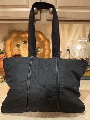 Bolso de Mano Loewe Nylon Negro con un Diseño Amplio Foto 1 de 4