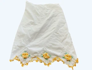 Vintage handgefertigter weißer Kissenbezug mit gelber gehäkelter Rosenborte - Bild 1 von 4