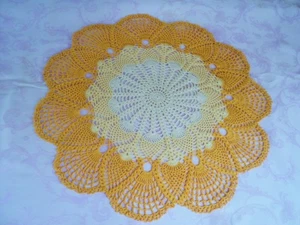 Neues gehäkeltes handgefertigtes Herzstück Deckchen in Rosatönen - Bild 1 von 5