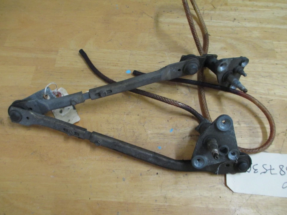 Ferrari 456 GT - Conjunto de acoplamiento de limpiaparabrisas, parte # 63875300 Foto 1 de 3