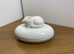 Caja de baratijas para gato blanco vintage ovalada con tapa gatito dormido tacto coronador - Imagen 1 de 11