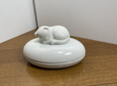 Caja de baratijas para gato blanco vintage ovalada con tapa gatito dormido tacto coronador Foto 1 de 4