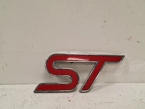 FORD FIESTA ST 2013-17 PARACHOQUES DELANTERO PARRILLA EMBLEMA INSIGNIA CM51-42528-BA GENUINO - Imagen 1 de 3