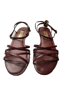 Zapatos sandalia de tacón plano con correa borgoña de 6,5 m Etienne Aigner para mujer Foto 1 de 4