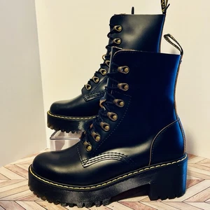 Dr. Martens Leona Vintage Glattleder Absatz Damen 8 Stiefel Plateau Hardware - Bild 1 von 9