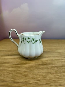 Royal Tara Tara Hall Fine Bone China Creamer Galway Irlanda trifoglio verde 2,5" - Foto 1 di 8