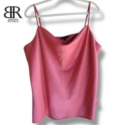 Camiseta regata nova com etiquetas Banana Republic cetim elástico gola alta rosa coral | GG - Imagem 1 de 4