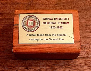 Banco de fútbol americano de la Universidad de Indiana de colección pieza del Memorial Stadium (10th St) - Imagen 1 de 4
