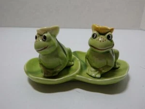 Vintage Salt & Pepper Shakers Turtles Sitting on Lily Pad Green Yellow Japan - Picture 1 of 4