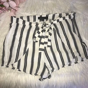 Kendall & Kylie weiß/schwarze Skorts ~ Größe Medium  - Bild 1 von 3