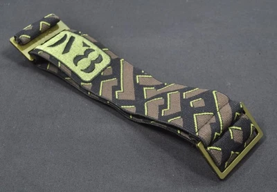 Correa ligera pluma DV8 - "Nudo cuadrado" - Logo grande bordado - Marrón/Negro Foto 1 de 4