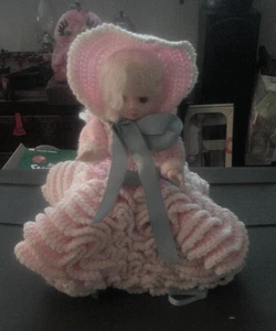 handgefertigtes gehäkeltes Puppenkleid und Haube (Puppe und Ständer sind im Verkauf enthalten) - Bild 1 von 4