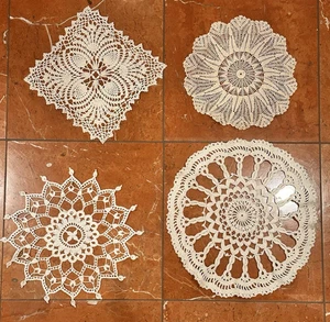 VINTAGE ELFENBEIN CREME PFAU SPITZE GEHÄKELT HANDARBEIT DECKCHEN DECKCHEN LOT 4 9-12" EUC - Bild 1 von 6