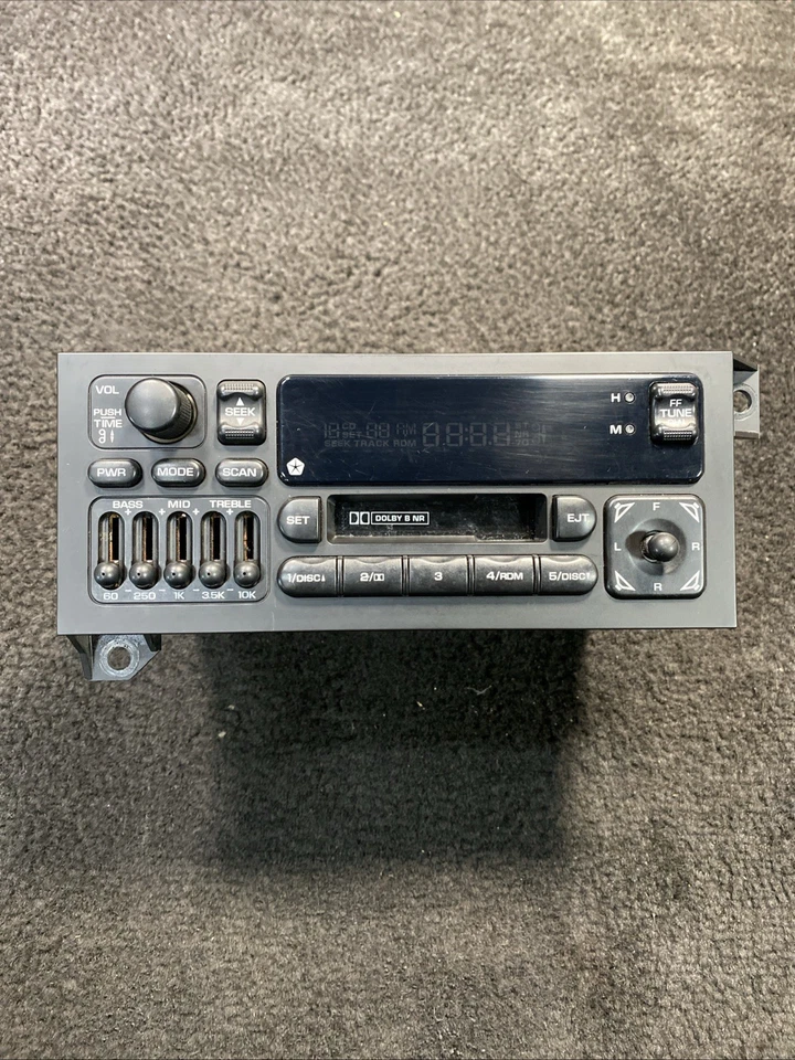 Jeep Grand Cherokee 1996 estéreo AM/FM radio reproductor de casete unidad OEM P04704386AC Foto 1 de 4