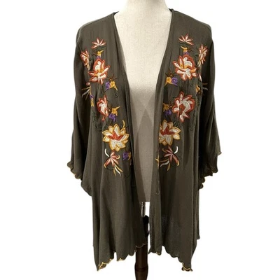 Chaqueta o kimono Umgee verde oliva bordado frente abierto talla 1XL USADO EN EXCELENTE ESTADO Foto 1 de 4