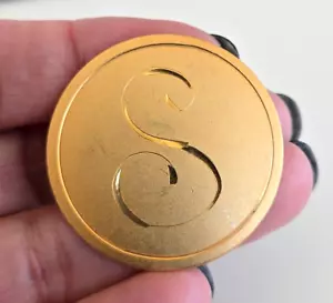 Prendedor vintage corte diamante letra inicial S tono oro cepillado 1-9/16" - Imagen 1 de 3
