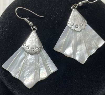 Pendientes colgantes artesanales para mujer tono plata madreperla concha forma de abanico 2,5" Foto 1 de 4