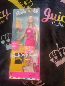 BARBIE....2001 BAKING FUN BARBIE.....NRFB - Foto 1 di 8