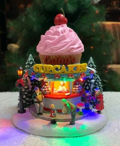 Weihnachtsdorf Gebäude, Cupcake Shop mit LED Beleuchtung und Weihnachtsmusik... - Bild 1 von 7