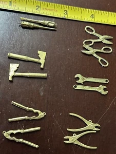 160 Miniatur Messing 60er Charms WERKZEUGE Hammer Schere Schraubenschlüssel etc. Intercast Lot - Bild 1 von 2