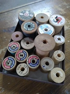 Bobine filo legno vintage lotto di 17 oggetti artigianali da cucire - Foto 1 di 7