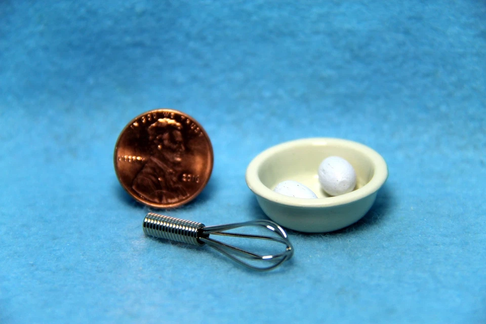 Cuenco miniatura para casa de muñecas con huevos y batidor IM65270 Foto 1 de 1